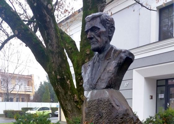 Simonyi Imre (eredeti neve Szmola Imre – Simonyifalva, 1920. szeptember 14. – Gyula, 1994. február 10.) József Attila-díjas költő szobra Gyulán, a Dob és a Karácsonyi János utca találkozásánál. Kiss László György alkotását 2003. szeptember 13-án avatták. Kép: Szőke Margit – Vitalap.hu Simonyi Imre (eredeti neve Szmola Imre – Simonyifalva, 1920. szeptember 14. – Gyula, 1994. február 10.) József Attila-díjas költő szobra Gyulán, a Dob és a Karácsonyi János utca találkozásánál. Kiss László György alkotását 2003. szeptember 13-án avatták. Kép: Szőke Margit – Vitalap.hu