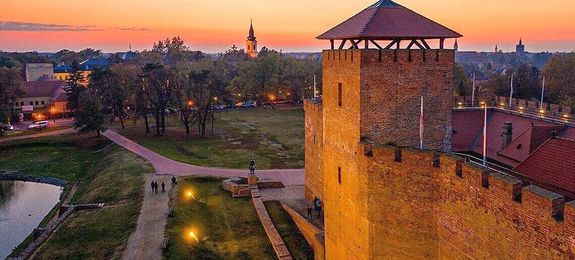 Joulupukki december 7-én, 16 órakor érkezik a Gyulai Vár elé, ahol másfél órán át találkozik majd a gyerekekkel, az erre épített színpadon. Kép visitgyula.com Joulupukki december 7-én, 16 órakor érkezik a Gyulai Vár elé, ahol másfél órán át találkozik majd a gyerekekkel, az erre épített színpadon. Kép visitgyula.com