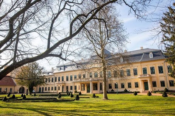 A Gyulai Almásy-kastély Látogatóközpont 2025-ben is csatlakozott a Baptista Szeretetszolgálat kezdeményezéséhez, november 21-től december 19-ig várják a rászoruló gyermekeknek szánt ajándékokat. Kép: MTI / Rosta Tibor A Gyulai Almásy-kastély Látogatóközpont 2025-ben is csatlakozott a Baptista Szeretetszolgálat kezdeményezéséhez, november 21-től december 19-ig várják a rászoruló gyermekeknek szánt ajándékokat. Kép: MTI / Rosta Tibor