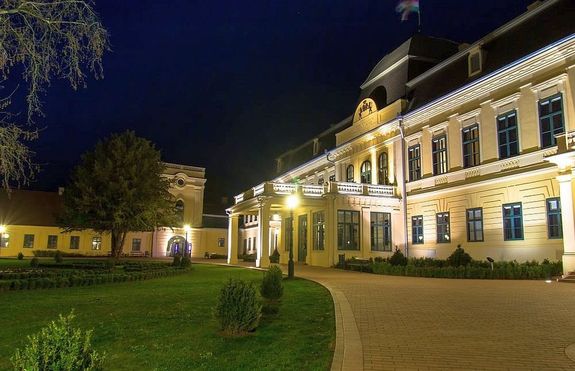 A Gyulai Almásy-kastély Látogatóközpont Stefánia-szárnyának bálterme a mai előadás helyszíne. Kép: Muzej.hu A Gyulai Almásy-kastély Látogatóközpont Stefánia-szárnyának bálterme a mai előadás helyszíne. Kép: Muzej.hu