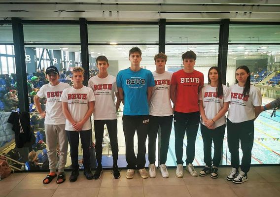 A sikeres békéscsabai különítmény, balról: Mészáros Márton, Domokos Milán, Petróczki Zsombor, Nagy Szabolcs, Takács Botond, Nagy-Benedek Izabell és Perza Berta A sikeres békéscsabai különítmény, balról: Mészáros Márton, Domokos Milán, Petróczki Zsombor, Nagy Szabolcs, Takács Botond, Nagy-Benedek Izabell és Perza Berta