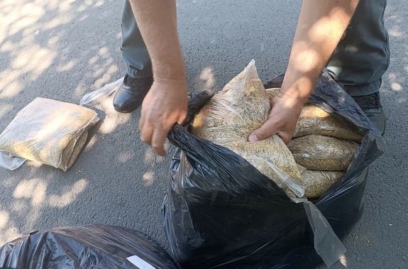 A NAV ellenőrzése során, a gépjármű csomagterében, a pótkerék tartórekeszéből, 2 darab fekete, műanyag zsákból, 40 darab, 0,5 kg-os kiszerelésű, összesen 20 kg finomra vágott, fogyasztási dohány került elő. A kép illusztráció. Kép forrása: NAV A NAV ellenőrzése során, a gépjármű csomagterében, a pótkerék tartórekeszéből, 2 darab fekete, műanyag zsákból, 40 darab, 0,5 kg-os kiszerelésű, összesen 20 kg finomra vágott, fogyasztási dohány került elő. A kép illusztráció. Kép forrása: NAV