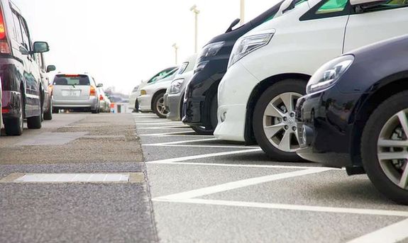 A tiszaújvárosi rendőrkapitány vette észre a város parkolójában a futár autóját. A kép illusztráció. Kép: Depositphotos A tiszaújvárosi rendőrkapitány vette észre a város parkolójában a futár autóját. A kép illusztráció. Kép: Depositphotos