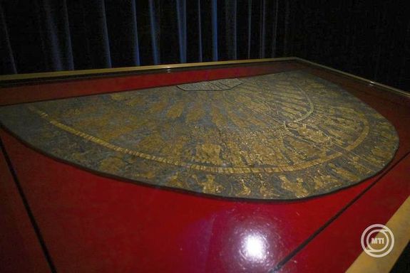 A magyar koronázási palást a Magyar Nemzeti Múzeumban, az őrző terem felújításáról tartott sajtótájékoztató napján, 2025. december 12-én. Kép: MTI / Purger Tamás A magyar koronázási palást a Magyar Nemzeti Múzeumban, az őrző terem felújításáról tartott sajtótájékoztató napján, 2025. december 12-én. Kép: MTI / Purger Tamás