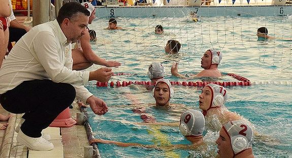 Fodor Ádám vezetőedző eligazítást tart a serdülő csapatnak az Oázis SC elleni mérkőzés szünetében. Kép: Such Tamás Fodor Ádám vezetőedző eligazítást tart a serdülő csapatnak az Oázis SC elleni mérkőzés szünetében. Kép: Such Tamás