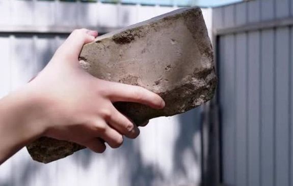 Előfordult, hogy téglával dobták meg a buszvezetőt, aki 8 napon túl gyógyuló sérülést szenvedett. A kép illusztráció. Kép: VistaCreate Előfordult, hogy téglával dobták meg a buszvezetőt, aki 8 napon túl gyógyuló sérülést szenvedett. A kép illusztráció. Kép: VistaCreate