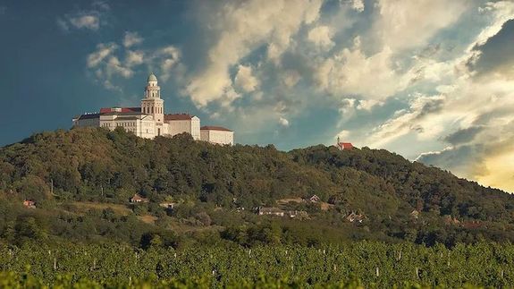 A Pannonhalmi Bencés Főapátság Magyarország egyik kiemelkedő történelmi emlékhelye. Kép forrása: Pannonhalmi Főapátság A Pannonhalmi Bencés Főapátság Magyarország egyik kiemelkedő történelmi emlékhelye. Kép forrása: Pannonhalmi Főapátság