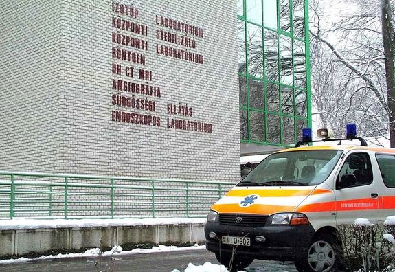 A Békés Vármegyei Központi Kórház területén, a maszkhasználat kötelező holnaptól, a betegek és a munkatársak védelmében. A képen a gyulai tagkórház diagnosztikai épülete. Kép forrása: Békés Vármegyei Központi Kórház A Békés Vármegyei Központi Kórház területén, a maszkhasználat kötelező holnaptól, a betegek és a munkatársak védelmében. A képen a gyulai tagkórház diagnosztikai épülete. Kép forrása: Békés Vármegyei Központi Kórház