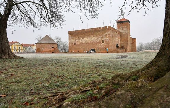 Mobil műjégpálya létesítésére pályázik a gyulai önkormányzat a képviselő-testület mai döntésével. Helye a Várkertben, a Gyulai Vár előtti, füves területen lenne, szezonálisan. A képen a vár és előterülete. Kép forrása: Gyulai Vár Mobil műjégpálya létesítésére pályázik a gyulai önkormányzat a képviselő-testület mai döntésével. Helye a Várkertben, a Gyulai Vár előtti, füves területen lenne, szezonálisan. A képen a vár és előterülete. Kép forrása: Gyulai Vár
