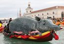 A jelmezesekkel, akrobatákkal, színészekkel teli hajók élén, nagy méretű, gipszből formázott patkány halad majd, amely a farsangi időszakban Velencét jelképezi. A kép a 2023-as karneválon készült. Kép forrása: Vajdaság MA A jelmezesekkel, akrobatákkal, színészekkel teli hajók élén, nagy méretű, gipszből formázott patkány halad majd, amely a farsangi időszakban Velencét jelképezi. A kép a 2023-as karneválon készült. Kép forrása: Vajdaság MA