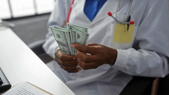 Bár a kormányzat korábban a két szféra teljes szétválasztását ígérte, a gyakorlatban egyre nagyobb szeletet hasítanak ki az ellátásból az állami intézményekhez kötődő fizetős szolgáltatások (Illusztráció: Shutterstock) Bár a kormányzat korábban a két szféra teljes szétválasztását ígérte, a gyakorlatban egyre nagyobb szeletet hasítanak ki az ellátásból az állami intézményekhez kötődő fizetős szolgáltatások (Illusztráció: Shutterstock)