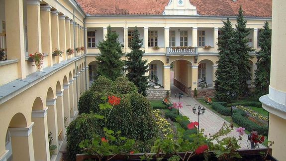 Esőbiztossá teszik a rendezvénysorozatot úgy, hogy délután 3 óráig mindig eldöntik, a városháza udvarán, vagy a Békéscsabai Jókai Színházban tartják meg az előadást. A képen a városháza udvara. Kép forrása: visitbekescsaba.com Esőbiztossá teszik a rendezvénysorozatot úgy, hogy délután 3 óráig mindig eldöntik, a városháza udvarán, vagy a Békéscsabai Jókai Színházban tartják meg az előadást. A képen a városháza udvara. Kép forrása: visitbekescsaba.com