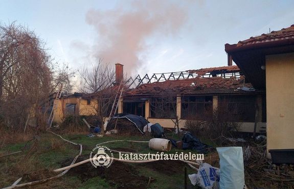Családi házhoz épített kazánház gyulladt ki, Békésen, vasárnap, hajnalban. Képek forrása: Békés Vármegyei Katasztrófavédelmi Igazgatóság Családi házhoz épített kazánház gyulladt ki, Békésen, vasárnap, hajnalban. Képek forrása: Békés Vármegyei Katasztrófavédelmi Igazgatóság