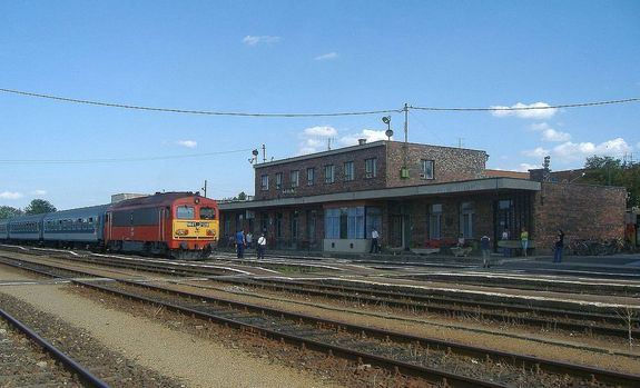 A gyulai vasútállomást a MÁV üzemelteti. A sokévtizedes épület a vágányok felől. A kép 2007.07.15-én készült. Kép forrása: Wikipédia A gyulai vasútállomást a MÁV üzemelteti. A sokévtizedes épület a vágányok felől. A kép 2007.07.15-én készült. Kép forrása: Wikipédia