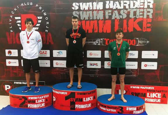 A felvétel a rijekai Victoria Primorje nemzetközi úszóverseny 100 méteres férfi mellúszása döntője után készült, az eredményhirdetés során a dobogó második fokára állhatott a békéscsabaiak tehetséges versenyzője, Petróczki Zsombor (balra) A felvétel a rijekai Victoria Primorje nemzetközi úszóverseny 100 méteres férfi mellúszása döntője után készült, az eredményhirdetés során a dobogó második fokára állhatott a békéscsabaiak tehetséges versenyzője, Petróczki Zsombor (balra)