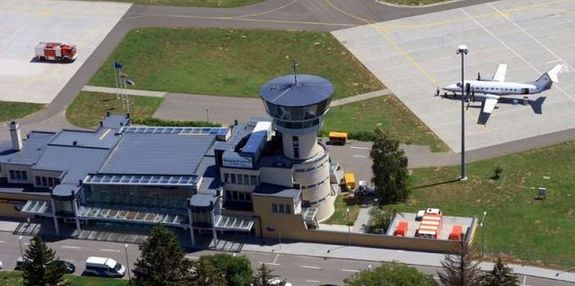 A Pécs–Pogány repülőtér Magyarország öt nemzetközi légikikötőjének egyike. A speciális mérőrepülőgép naponta, a Pécs-Pogány repülőtérről száll fel, és mintegy 820 négyzetkilométeres területet vizsgál. A képen a repülőtér. Kép: Pécs-Pogány repülőtér Facebook-oldala A Pécs–Pogány repülőtér Magyarország öt nemzetközi légikikötőjének egyike. A speciális mérőrepülőgép naponta, a Pécs-Pogány repülőtérről száll fel, és mintegy 820 négyzetkilométeres területet vizsgál. A képen a repülőtér. Kép: Pécs-Pogány repülőtér Facebook-oldala