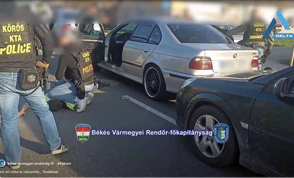 Képek az elfogásokról. Képek a Békés Vármegyei Rendőr-főkapitányság videójából Képek az elfogásokról. Képek a Békés Vármegyei Rendőr-főkapitányság videójából