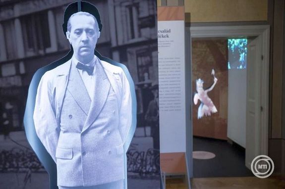 Budára költöztem címmel Márai Sándor-emlékkiállítás nyílt csütörtökön, a budai Várnegyedben, a Virág Benedek Házban, a Márai-emlékév alkalmából. Az első magyarországi, állandó Márai-kiállítás. Képek: MTI / Balogh Zoltán Budára költöztem címmel Márai Sándor-emlékkiállítás nyílt csütörtökön, a budai Várnegyedben, a Virág Benedek Házban, a Márai-emlékév alkalmából. Az első magyarországi, állandó Márai-kiállítás. Képek: MTI / Balogh Zoltán