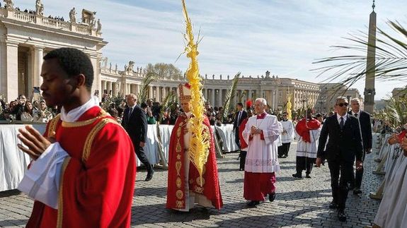 Virágvasárnapi körmenet. Leó pápa kezében a pálmalevelekből font palmurellivel. Kép forrása: Vatican News Virágvasárnapi körmenet. Leó pápa kezében a pálmalevelekből font palmurellivel. Kép forrása: Vatican News