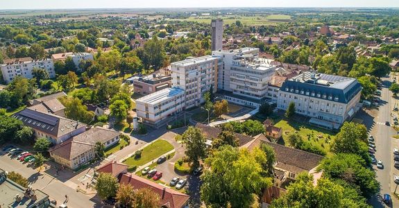 A képen az Orosházi Dr. László Elek Kórház és Rendelőintézet épületegyüttese. Kép: oroshazikorhaz.hu A képen az Orosházi Dr. László Elek Kórház és Rendelőintézet épületegyüttese. Kép: oroshazikorhaz.hu