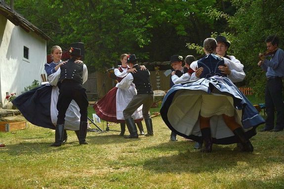 Táncház Válaszúton, a Kallós Zoltán Alapítvány csűrjében. A Mezőségi Népzene és Néptánctábor 2024-es programja. Kép forrása: nepi.kultura.hu Táncház Válaszúton, a Kallós Zoltán Alapítvány csűrjében. A Mezőségi Népzene és Néptánctábor 2024-es programja. Kép forrása: nepi.kultura.hu