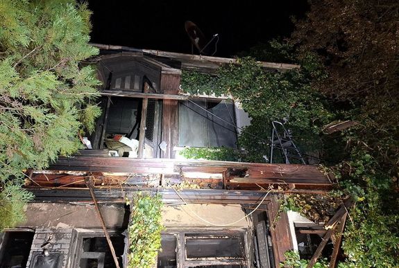 A békéscsabai ház, ahol tűz ütött ki az április 10-re virradó éjjel. Képek forrása: Békés Vármegyei Rendőr-főkapitányság / Police.hu A békéscsabai ház, ahol tűz ütött ki az április 10-re virradó éjjel. Képek forrása: Békés Vármegyei Rendőr-főkapitányság / Police.hu