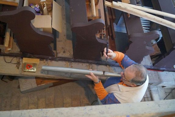 A decsi református templom orgonájának felújítása több mint egy esztendőt vett igénybe. Eközben Sipos István meglepetések sorával találta magát szembe (Forrás: Sipos István-archívum) A decsi református templom orgonájának felújítása több mint egy esztendőt vett igénybe. Eközben Sipos István meglepetések sorával találta magát szembe (Forrás: Sipos István-archívum)