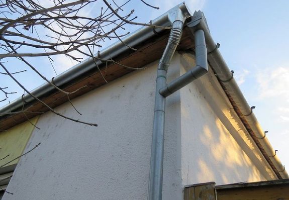 A négy férfi a házra új csatornát tett fel, amiért az ígért 10 ezer forint helyett, 789 ezer forintot kértek. Kép forrása: Békés vármegyei rendőrség Facebook-oldala A négy férfi a házra új csatornát tett fel, amiért az ígért 10 ezer forint helyett, 789 ezer forintot kértek. Kép forrása: Békés vármegyei rendőrség Facebook-oldala