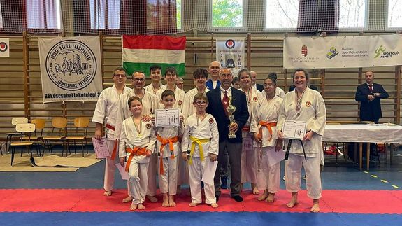 A verseny rendezője, a Békéscsaba József Attila Lakótelepi Tömegsport Egyesület Shotokan Karate Szakosztálya volt. A versenyző csapat. Kép forrása: Szerző A verseny rendezője, a Békéscsaba József Attila Lakótelepi Tömegsport Egyesület Shotokan Karate Szakosztálya volt. A versenyző csapat. Kép forrása: Szerző