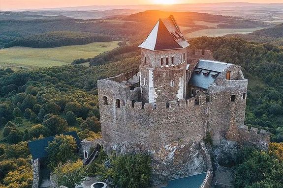 Hollókő vára. Kép: holloko.hu Hollókő vára. Kép: holloko.hu