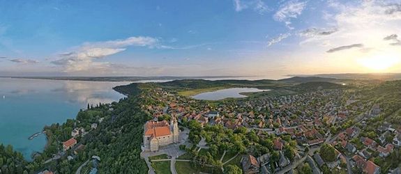 A Balaton-parti állami ingatlanok, köztük a Balatonalmádi Postás Üdülő tervezett privatizációja ellen tartottak demonstrációt vasárnap, Balatonalmádiban, civil szervezetek. A kép illusztráció. Kép: Shutterstock A Balaton-parti állami ingatlanok, köztük a Balatonalmádi Postás Üdülő tervezett privatizációja ellen tartottak demonstrációt vasárnap, Balatonalmádiban, civil szervezetek. A kép illusztráció. Kép: Shutterstock