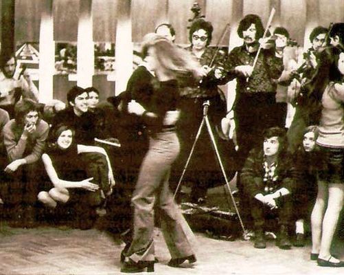 Táncház a hetvenes években, Budapesten, a Kassák Klubban. A képen, középen, Sebő Ferenc brácsán játszik, mellette, Halmos Béla a prímás. Kép forrása: arcanum.com Táncház a hetvenes években, Budapesten, a Kassák Klubban. A képen, középen, Sebő Ferenc brácsán játszik, mellette, Halmos Béla a prímás. Kép forrása: arcanum.com