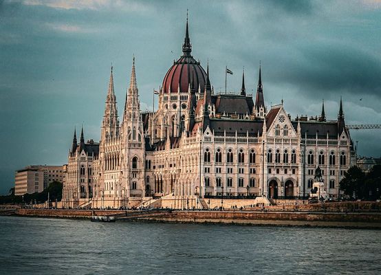 A parlamenti választáson, az NVB a Tisza Pártnak 45, a Fidesz-KNDP-nek 42, a Mi Hazánk Mozgalomnak hat országos listás mandátumot adott ki. A képen az Országház, Budapesten. Kép: Unsplash A parlamenti választáson, az NVB a Tisza Pártnak 45, a Fidesz-KNDP-nek 42, a Mi Hazánk Mozgalomnak hat országos listás mandátumot adott ki. A képen az Országház, Budapesten. Kép: Unsplash