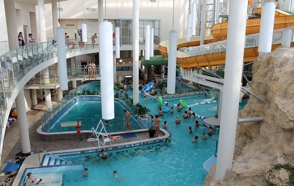 Békés vármegye legnagyobb fürdőkomplexuma a Gyulai Várfürdő. A képen az AquaPalota. Kép forrása: csodalatosmagyarorszag.hu Békés vármegye legnagyobb fürdőkomplexuma a Gyulai Várfürdő. A képen az AquaPalota. Kép forrása: csodalatosmagyarorszag.hu