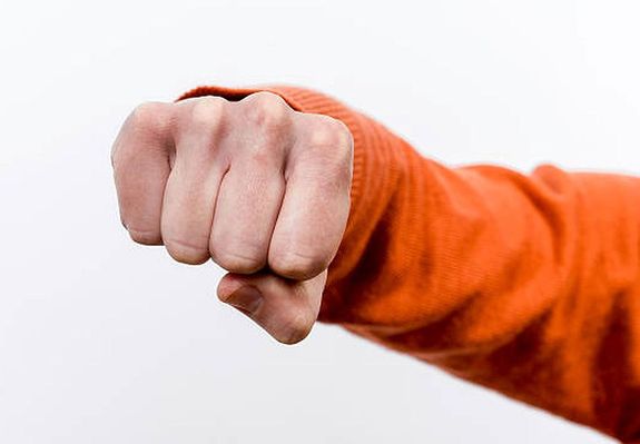Sarkadon, tegnap, este, a három férfi és két nő közötti vita dulakodásig fajult. A kép illusztráció. Kép: iStock Sarkadon, tegnap, este, a három férfi és két nő közötti vita dulakodásig fajult. A kép illusztráció. Kép: iStock