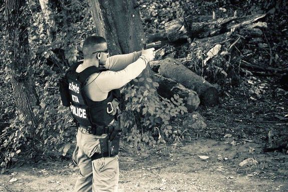 Névery Gyula r. főtörzsőrmester a rendőri bevetési egységek kategóriában, első lett. Kép forrása: Békés vármegyei rendőrség Facebook-oldala Névery Gyula r. főtörzsőrmester a rendőri bevetési egységek kategóriában, első lett. Kép forrása: Békés vármegyei rendőrség Facebook-oldala