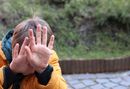 Az apa számon kérte a másik fiút, ennek során, egy alkalommal, tenyérrel arcon, és részben nyakon ütötte a kiskorú osztálytársat, majd gyermekével együtt távozott az iskolából. A kép illusztráció. Kép: Gyulafehérvári Caritas / romkat.ro Az apa számon kérte a másik fiút, ennek során, egy alkalommal, tenyérrel arcon, és részben nyakon ütötte a kiskorú osztálytársat, majd gyermekével együtt távozott az iskolából. A kép illusztráció. Kép: Gyulafehérvári Caritas / romkat.ro