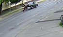 A férfi autójával, motorosnak hajtott, Békésen. Térfigyelő kamera rögzítette a történteket. Kép: Békés Vármegyei Rendőr-főkapitányság A férfi autójával, motorosnak hajtott, Békésen. Térfigyelő kamera rögzítette a történteket. Kép: Békés Vármegyei Rendőr-főkapitányság