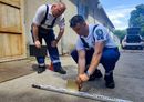 A kétfős csapatoknak elméleti és gyakorlati feladatokat kellett megoldani. Képek: Békés vármegyei rendőrség Facebook-oldala A kétfős csapatoknak elméleti és gyakorlati feladatokat kellett megoldani. Képek: Békés vármegyei rendőrség Facebook-oldala