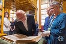 Krasznahorkai László Nobel-díjas író, Szeged új díszpolgára a Somogyi-könyvtárban, az 1493-ban kiadott, A Nürnbergi Krónika című, történelmi enciklopédiát tanulmányozza 2026. május 23-án. Kép: MTI / Rosta Tibor Krasznahorkai László Nobel-díjas író, Szeged új díszpolgára a Somogyi-könyvtárban, az 1493-ban kiadott, A Nürnbergi Krónika című, történelmi enciklopédiát tanulmányozza 2026. május 23-án. Kép: MTI / Rosta Tibor
