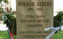 Molnár Albert emlékoszlopának részlete és az emlékoszlop. Képek forrása: Gyulai Városbarátok Körének Facebook-oldala Molnár Albert emlékoszlopának részlete és az emlékoszlop. Képek forrása: Gyulai Városbarátok Körének Facebook-oldala
