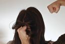 Az apa kislányát a hajánál fogva megragadta, az utcára kirángatta a ház udvaráról. A kép illusztráció. Kép: szekelyhon.ro Az apa kislányát a hajánál fogva megragadta, az utcára kirángatta a ház udvaráról. A kép illusztráció. Kép: szekelyhon.ro
