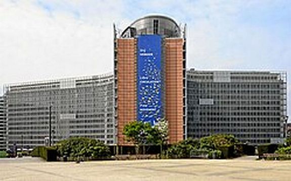 Az Európai Bizottság az Európai Unió döntés-előkészítő, végrehajtó, döntéshozó, ellenőrző és képviseleti szervezete. Az Európai Parlament és az Európai Unió Tanácsa mellett, egyike az EU három, fő kormányzati intézményének. A képen a Berlaymont-palota, az Európai Bizottság brüsszeli épülete. Forrás és kép: Wikipédia Az Európai Bizottság az Európai Unió döntés-előkészítő, végrehajtó, döntéshozó, ellenőrző és képviseleti szervezete. Az Európai Parlament és az Európai Unió Tanácsa mellett, egyike az EU három, fő kormányzati intézményének. A képen a Berlaymont-palota, az Európai Bizottság brüsszeli épülete. Forrás és kép: Wikipédia