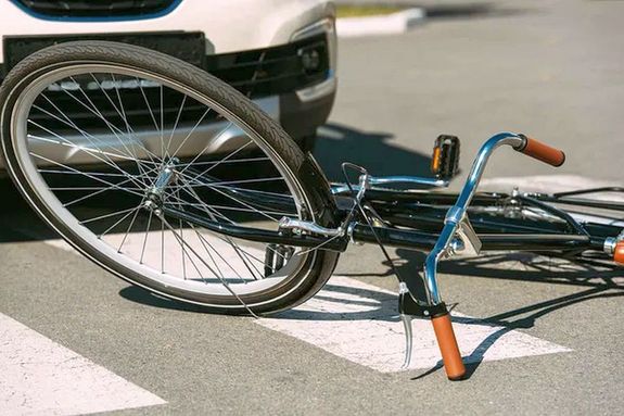 A kunágotai férfi autójával nem biztosított áthaladási elsőbbséget Gyomaendrődön, a Fő úton, kijelölt gyalogos-átkelőhelyen, gyalogosan, a kerékpárját toló férfinak, és elütötte. A kép illusztráció. Kép: VistaCreate A kunágotai férfi autójával nem biztosított áthaladási elsőbbséget Gyomaendrődön, a Fő úton, kijelölt gyalogos-átkelőhelyen, gyalogosan, a kerékpárját toló férfinak, és elütötte. A kép illusztráció. Kép: VistaCreate