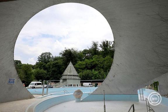 A felújítás alatt álló miskolctapolcai Barlangfürdő 2026. június 3-án. Már szeptembertől fogadhat vendégeket a barlangfürdő, ha a munkálatok kivitelezésének augusztus végi határidejét követő vizes próbaüzem eredménye megfelelő lesz. Képek: MTI / Vajda János A felújítás alatt álló miskolctapolcai Barlangfürdő 2026. június 3-án. Már szeptembertől fogadhat vendégeket a barlangfürdő, ha a munkálatok kivitelezésének augusztus végi határidejét követő vizes próbaüzem eredménye megfelelő lesz. Képek: MTI / Vajda János