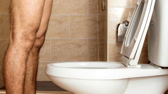 A munkaadó a telephely irodaépületének WC-helyiségébe, a derékmagasságban felszerelt WC-tartály aljához, nem észrevehető helyre rögzített mozgásérzékelős, színes képet és hangot is vevő kamerát, amely a felvételeket SD-kártyára rögzítette. A kép illusztráció. Kép: Vecteezy A munkaadó a telephely irodaépületének WC-helyiségébe, a derékmagasságban felszerelt WC-tartály aljához, nem észrevehető helyre rögzített mozgásérzékelős, színes képet és hangot is vevő kamerát, amely a felvételeket SD-kártyára rögzítette. A kép illusztráció. Kép: Vecteezy