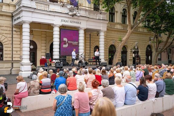 A Békéscsabai Jókai Színház keddi, nyilvános évadzáró társulati ülése és gálája a színház előtti téren volt. Kép: Békéscsabai Jókai Színház Facebook-oldala A Békéscsabai Jókai Színház keddi, nyilvános évadzáró társulati ülése és gálája a színház előtti téren volt. Kép: Békéscsabai Jókai Színház Facebook-oldala