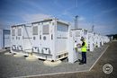 Magyarország eddigi legnagyobb akkumulátoros villamosenergia-tároló létesítményét adták át Buj határában. A két, összesen 99,8 MW teljesítményű berendezés több, mint 11,3 milliárd forint vissza nem térítendő uniós támogatásból épült meg. Kép: MTI / Czeglédi Zsolt Magyarország eddigi legnagyobb akkumulátoros villamosenergia-tároló létesítményét adták át Buj határában. A két, összesen 99,8 MW teljesítményű berendezés több, mint 11,3 milliárd forint vissza nem térítendő uniós támogatásból épült meg. Kép: MTI / Czeglédi Zsolt