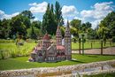A szarvasi Mini Magyarország Makettpark területét több száz apró fényforrás öltözteti ünnepi hangulatba, éjszaka világító kisvonatok közlekednek a síneken. A fák lombkoronáját fényfestéssel, a sétányokat lampionokkal, gyertyákkal és fényfüzérekkel díszítik. Kép: Szarvasi Arborétum A szarvasi Mini Magyarország Makettpark területét több száz apró fényforrás öltözteti ünnepi hangulatba, éjszaka világító kisvonatok közlekednek a síneken. A fák lombkoronáját fényfestéssel, a sétányokat lampionokkal, gyertyákkal és fényfüzérekkel díszítik. Kép: Szarvasi Arborétum