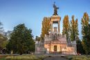 A Kossuth-mauzóleum a Fiumei úti sírkertben, este. Kép: https://fiumeiutisirkert.nori.gov.hu/szoborpark/kossuth-mauzoleum A Kossuth-mauzóleum a Fiumei úti sírkertben, este. Kép: https://fiumeiutisirkert.nori.gov.hu/szoborpark/kossuth-mauzoleum